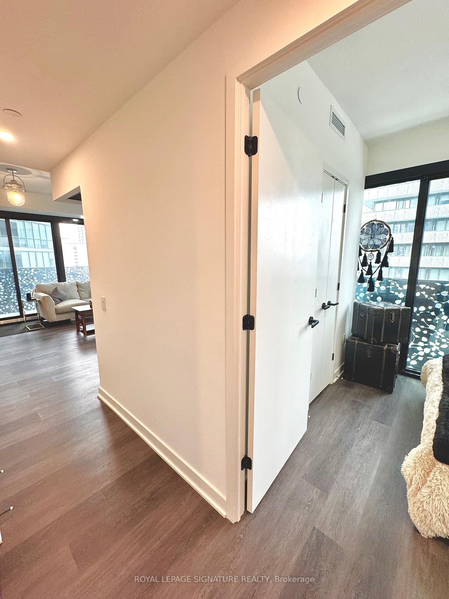 55 Charles Street E, Unit 1510 thumbnail 8
