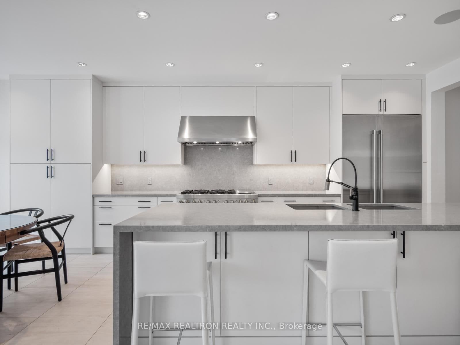 240 Maxwell Street thumbnail 9