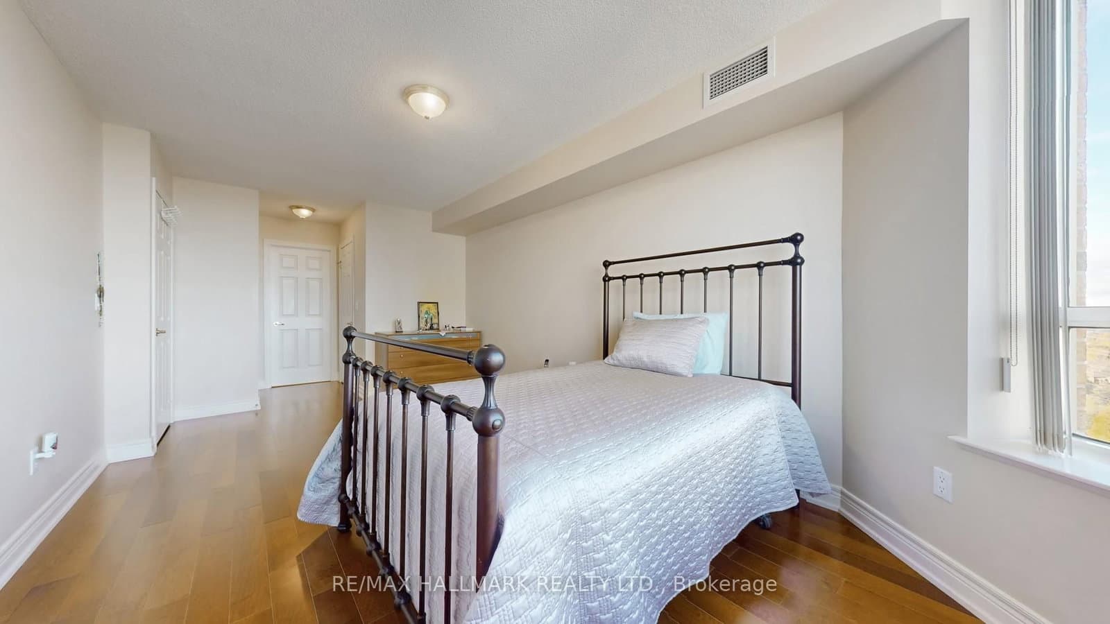 89 Skymark Drive, Unit 1610 thumbnail 17