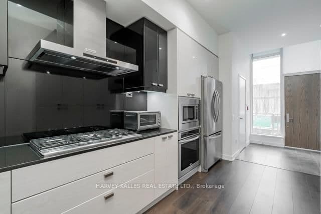 121 McMahon Drive, Unit TH12 thumbnail 13