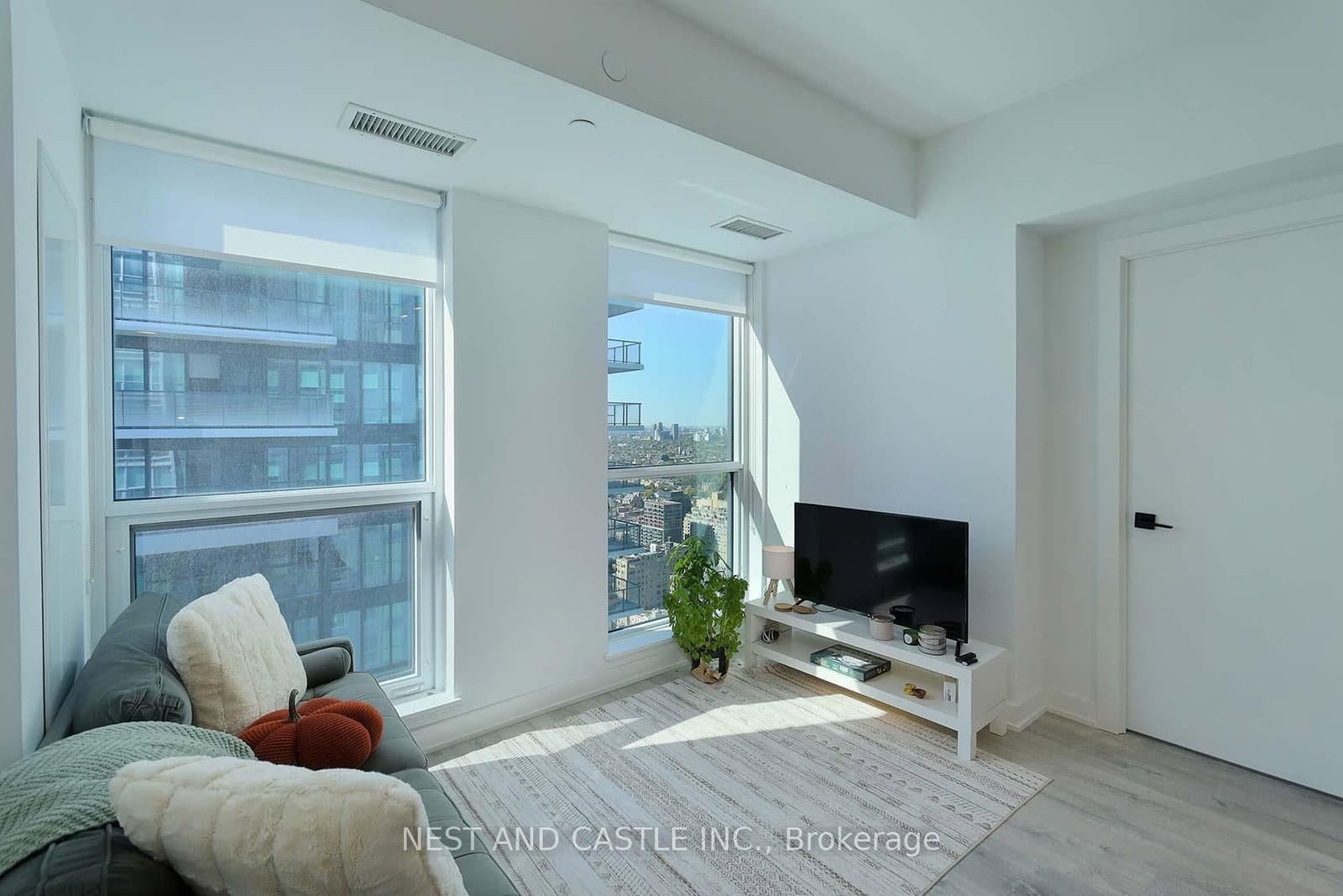327 King Street W, Unit 4104 thumbnail 10