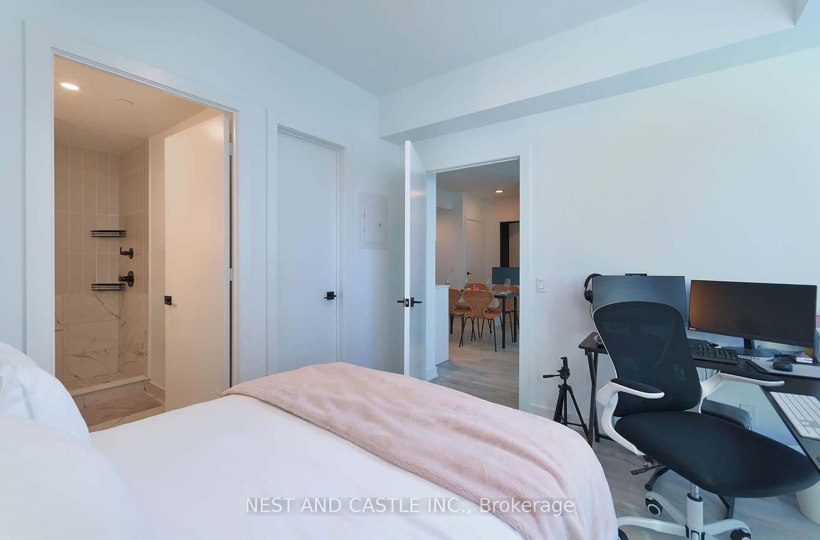 327 King Street W, Unit 4104 thumbnail 15