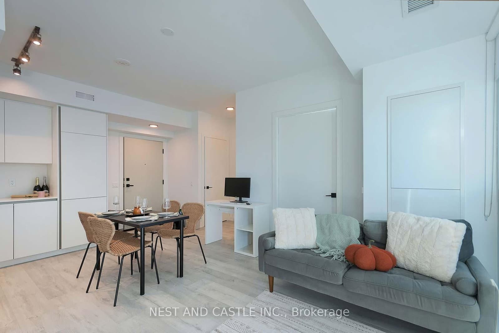 327 King Street W, Unit 4104 thumbnail 9