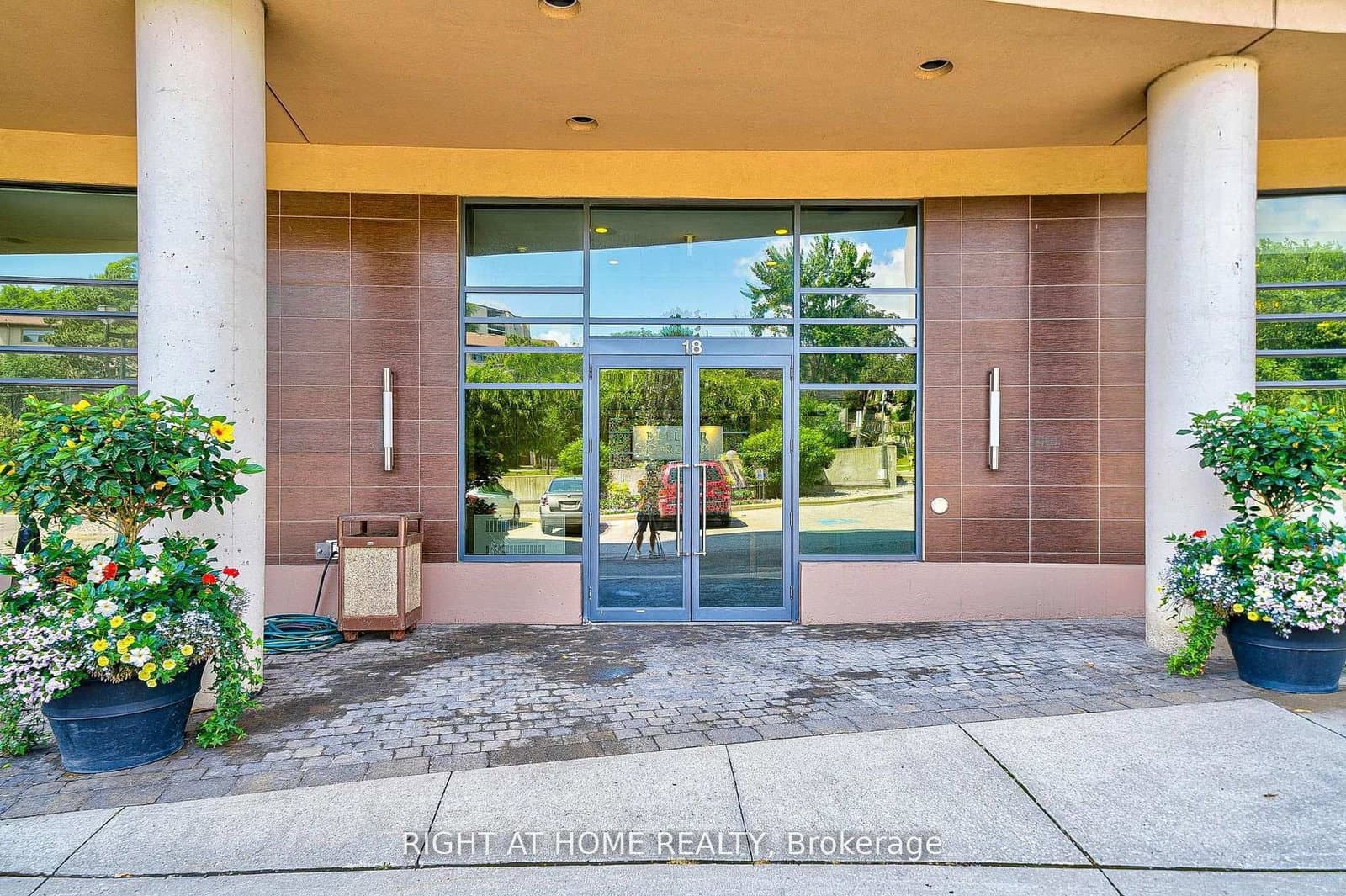 18 Valley woods Road, Unit 813 thumbnail 3