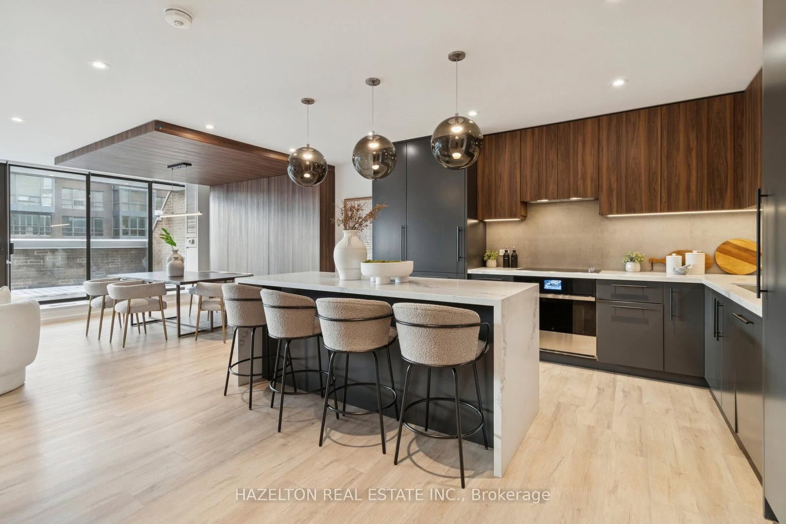 55A Avenue Road, Unit 405 thumbnail 2