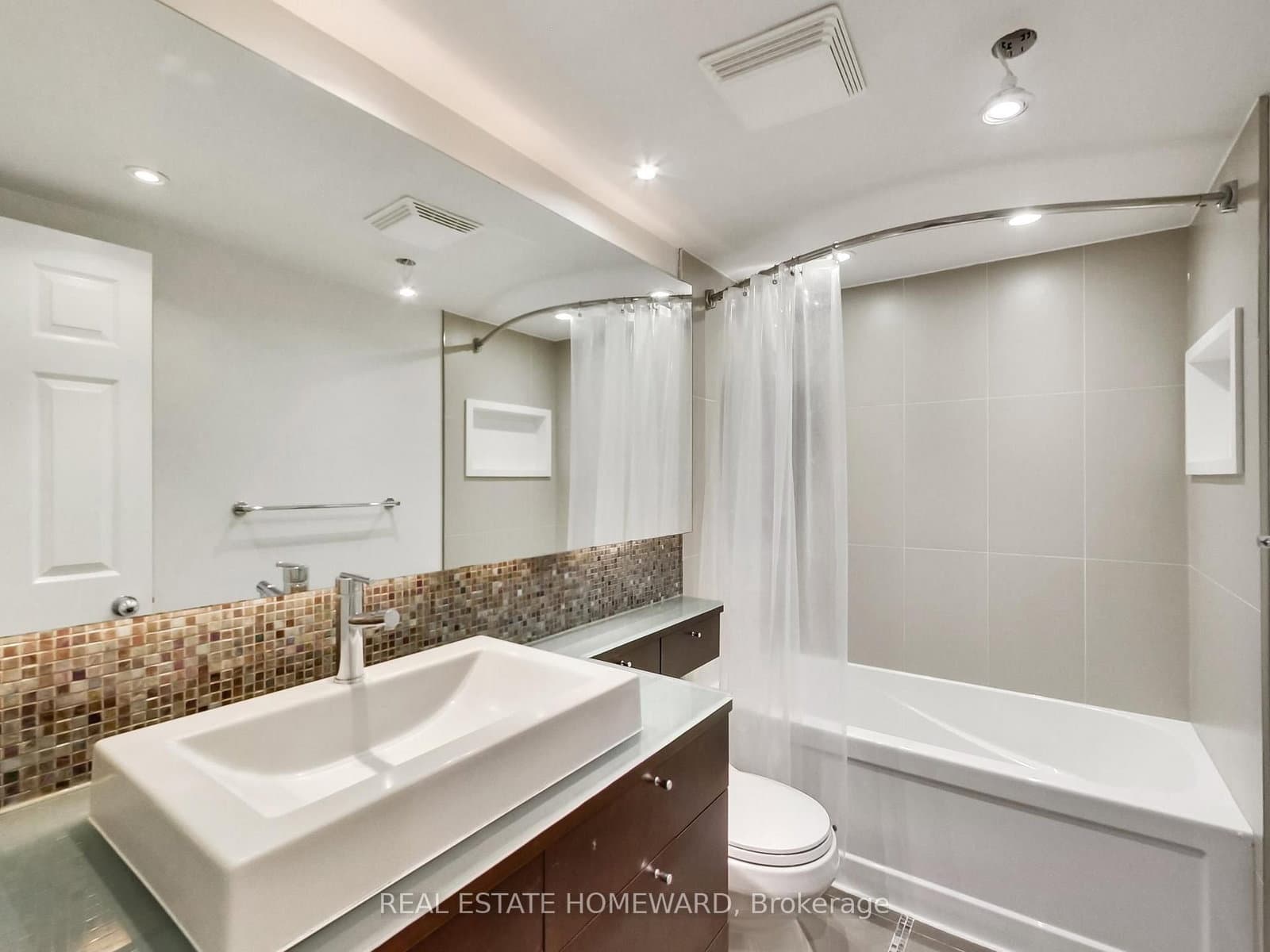 77 Harbour Square, Unit 1208 thumbnail 31