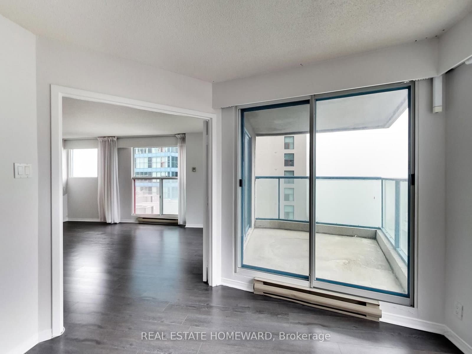 77 Harbour Square, Unit 1208 thumbnail 32
