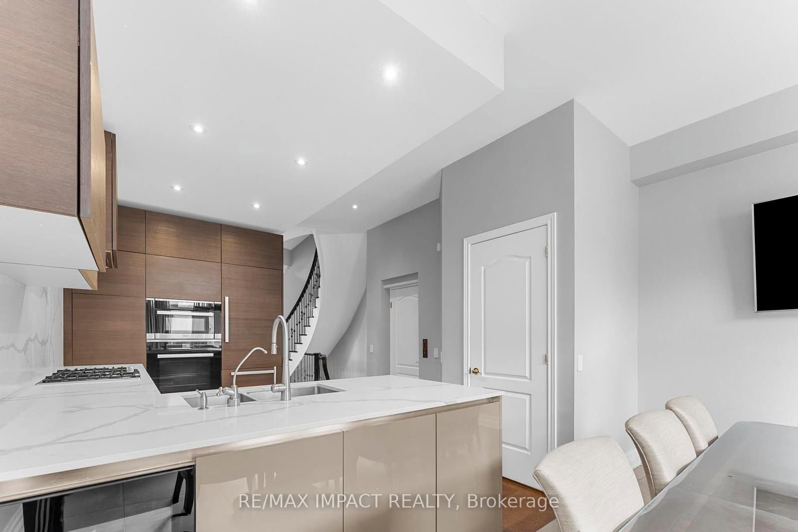 260 Russell Hill Road, Unit 13 thumbnail 12