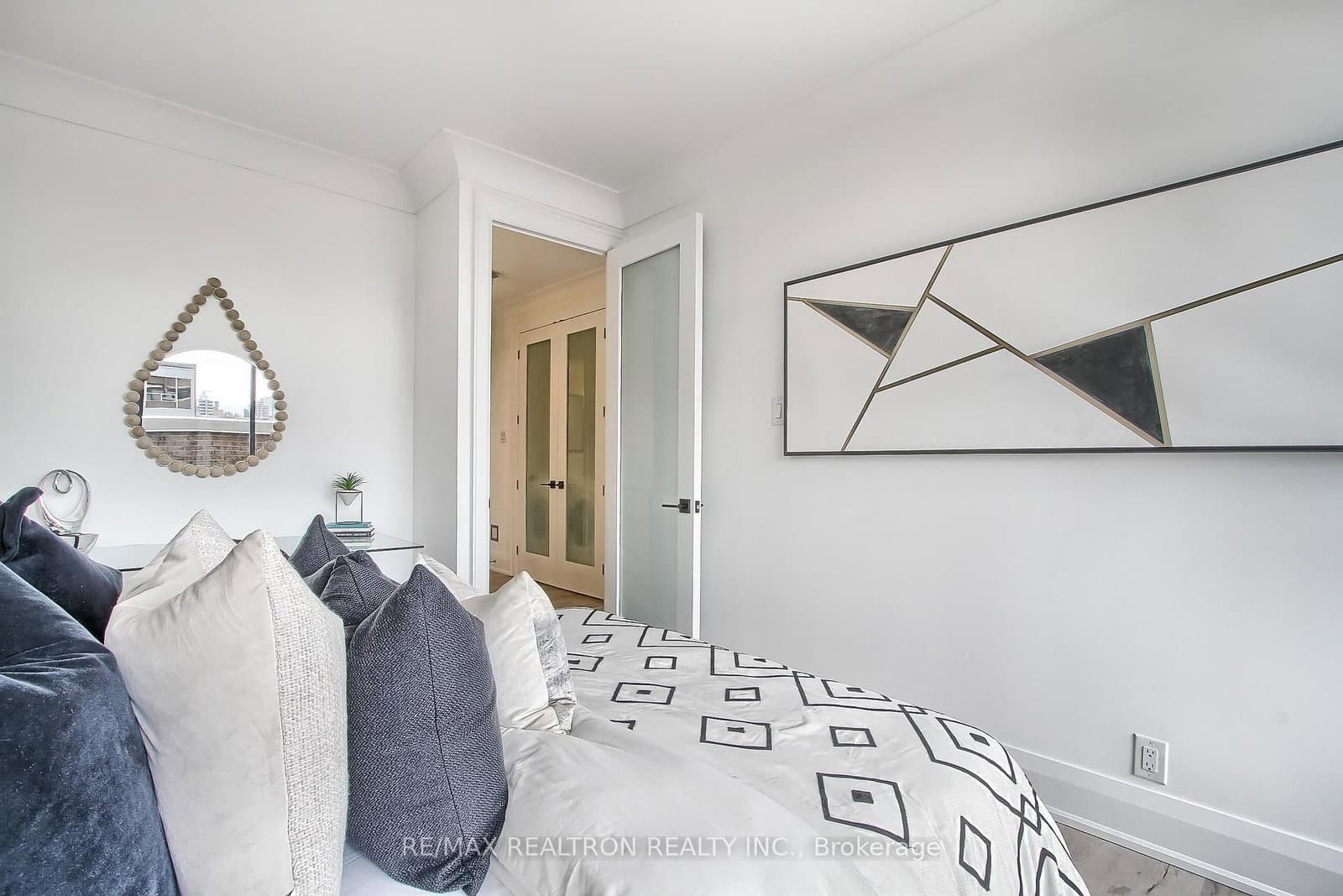 55A Avenue Road, Unit 406 thumbnail 42