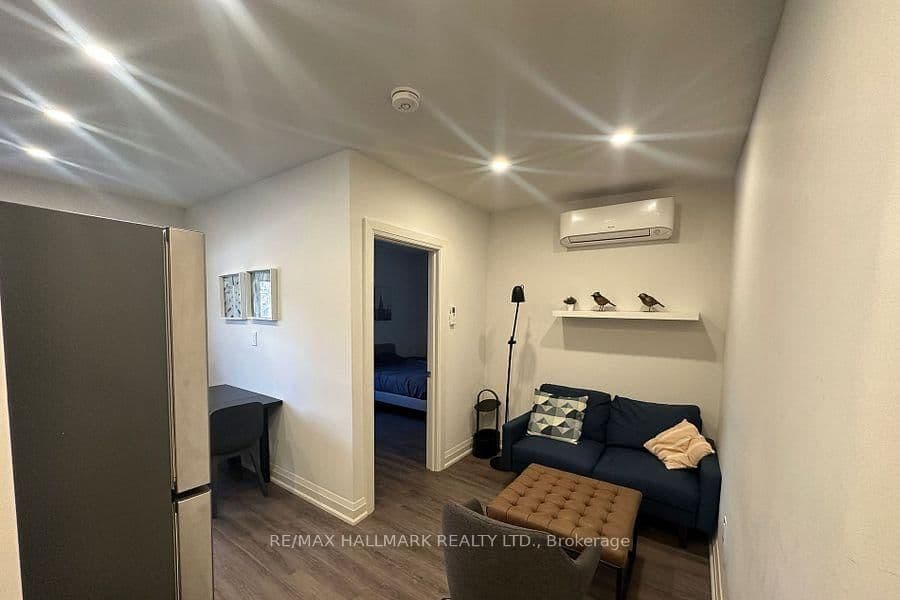 595 St Clair Avenue W, Unit 4 thumbnail 2