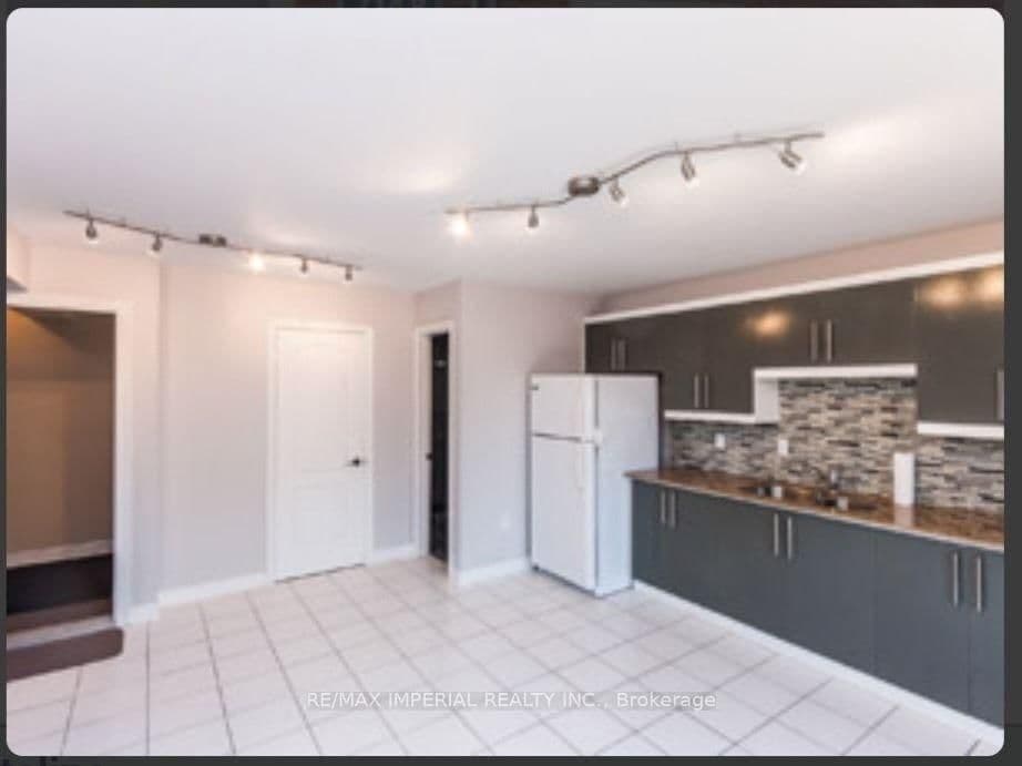 714R Dufferin Street thumbnail 3