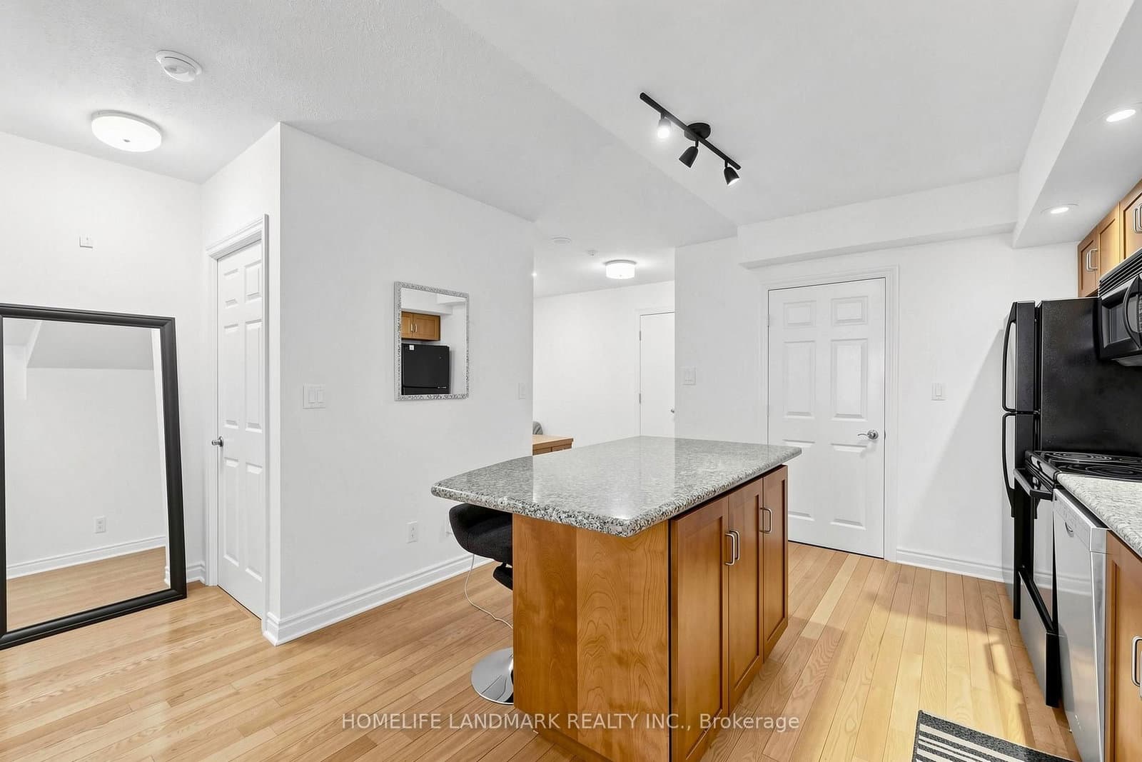 270 wellington Street W, Unit 1124 thumbnail 15
