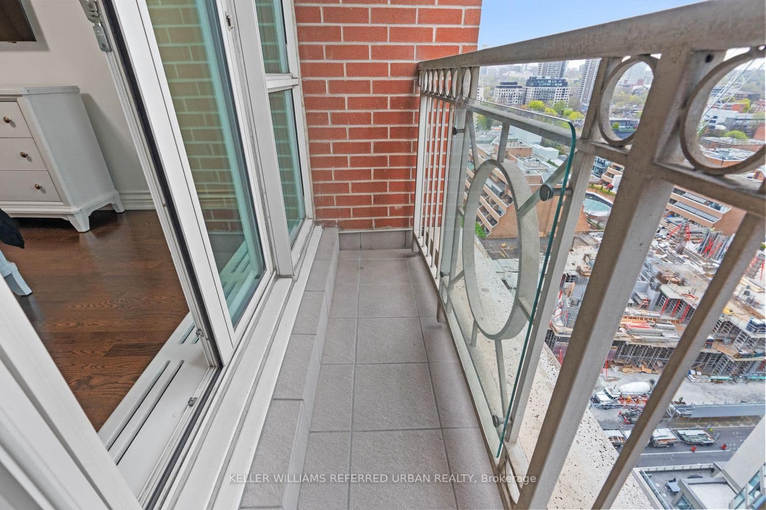 38 Avenue Road, Unit 1802 thumbnail 16