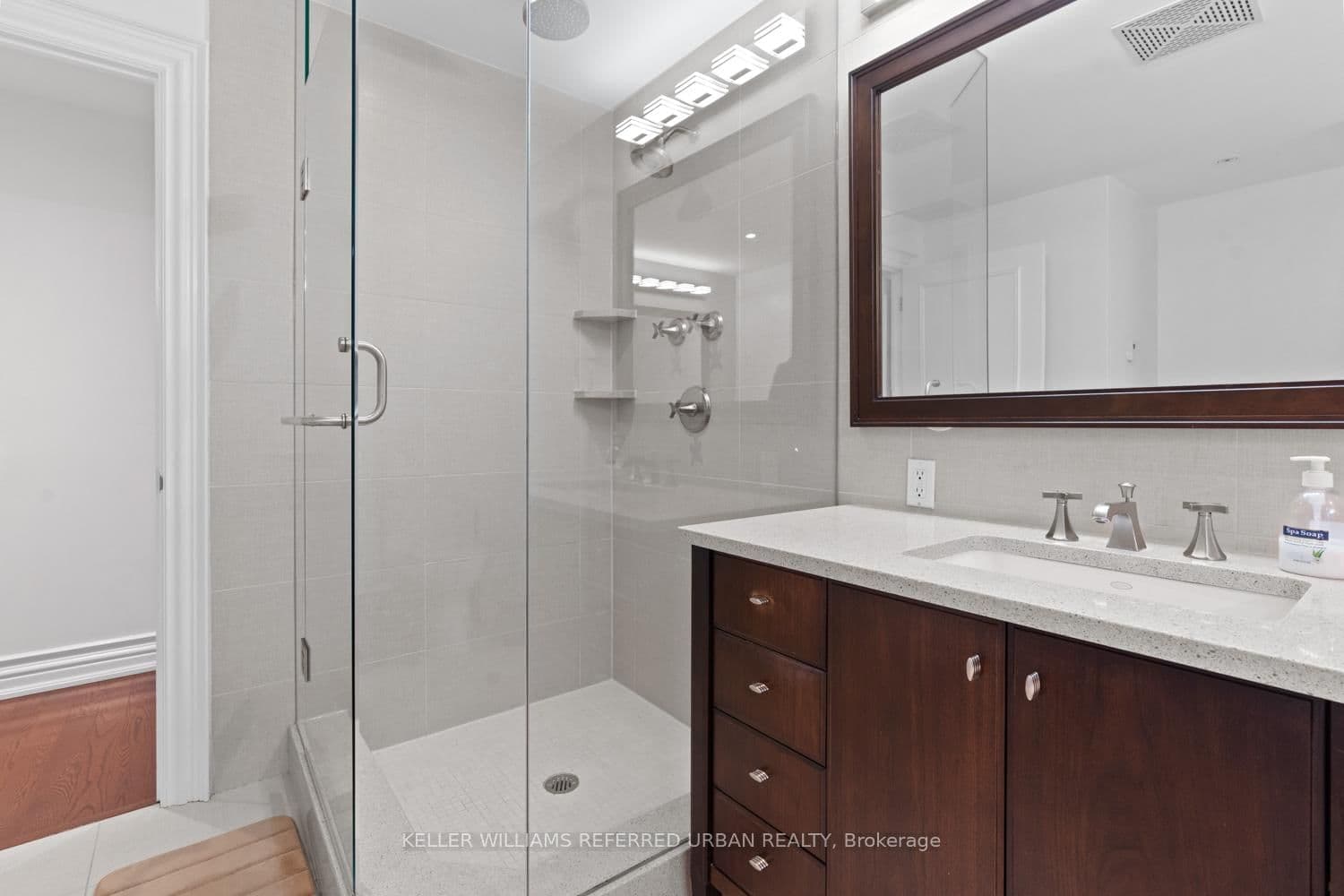 38 Avenue Road, Unit 1802 thumbnail 20