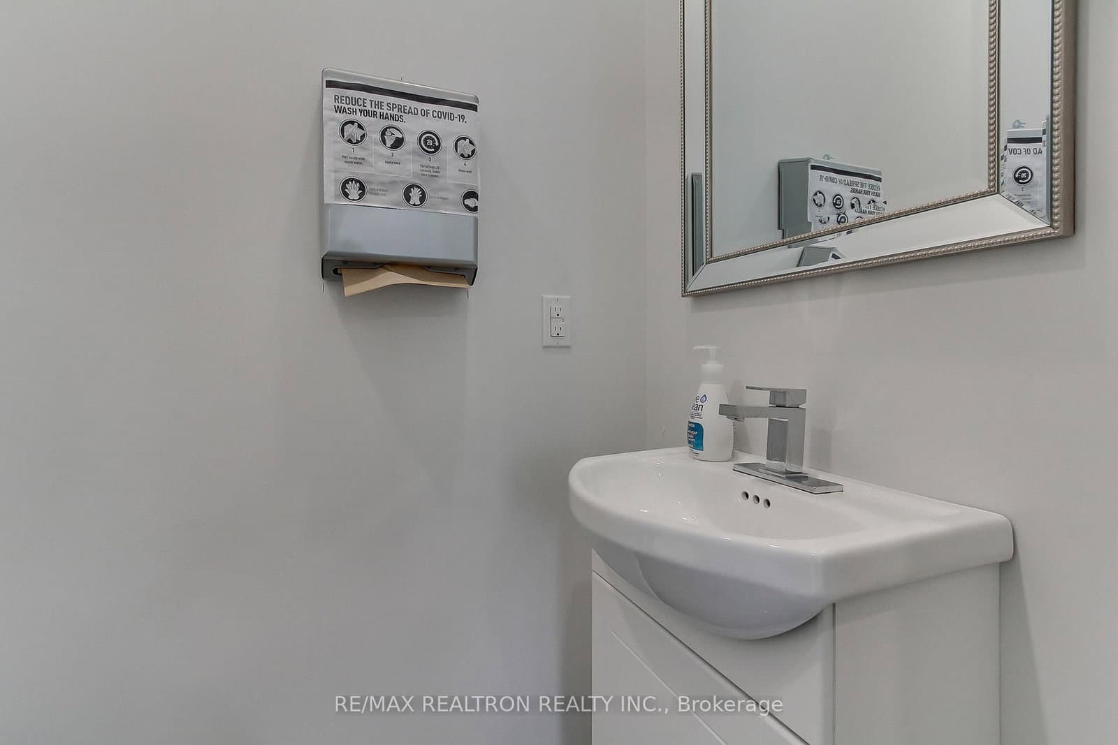 3173 Bathurst Street, Unit Main Floor thumbnail 15