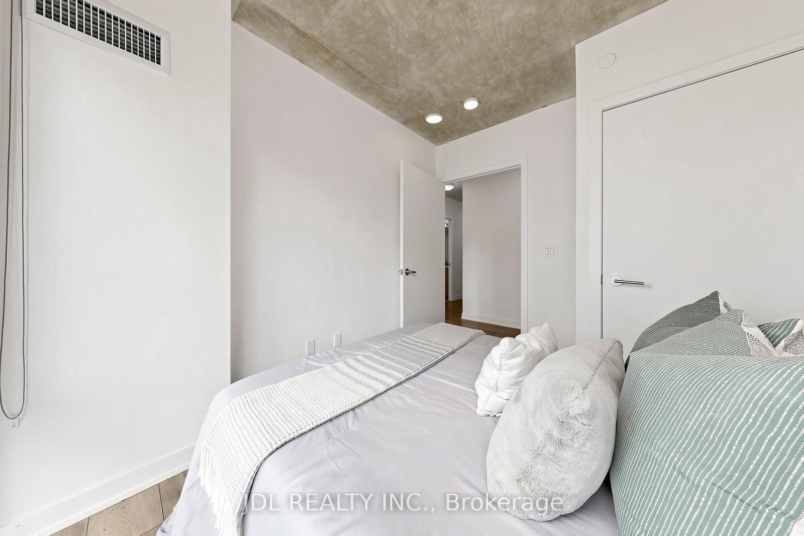47 Mutual Street, Unit 2502 thumbnail 17