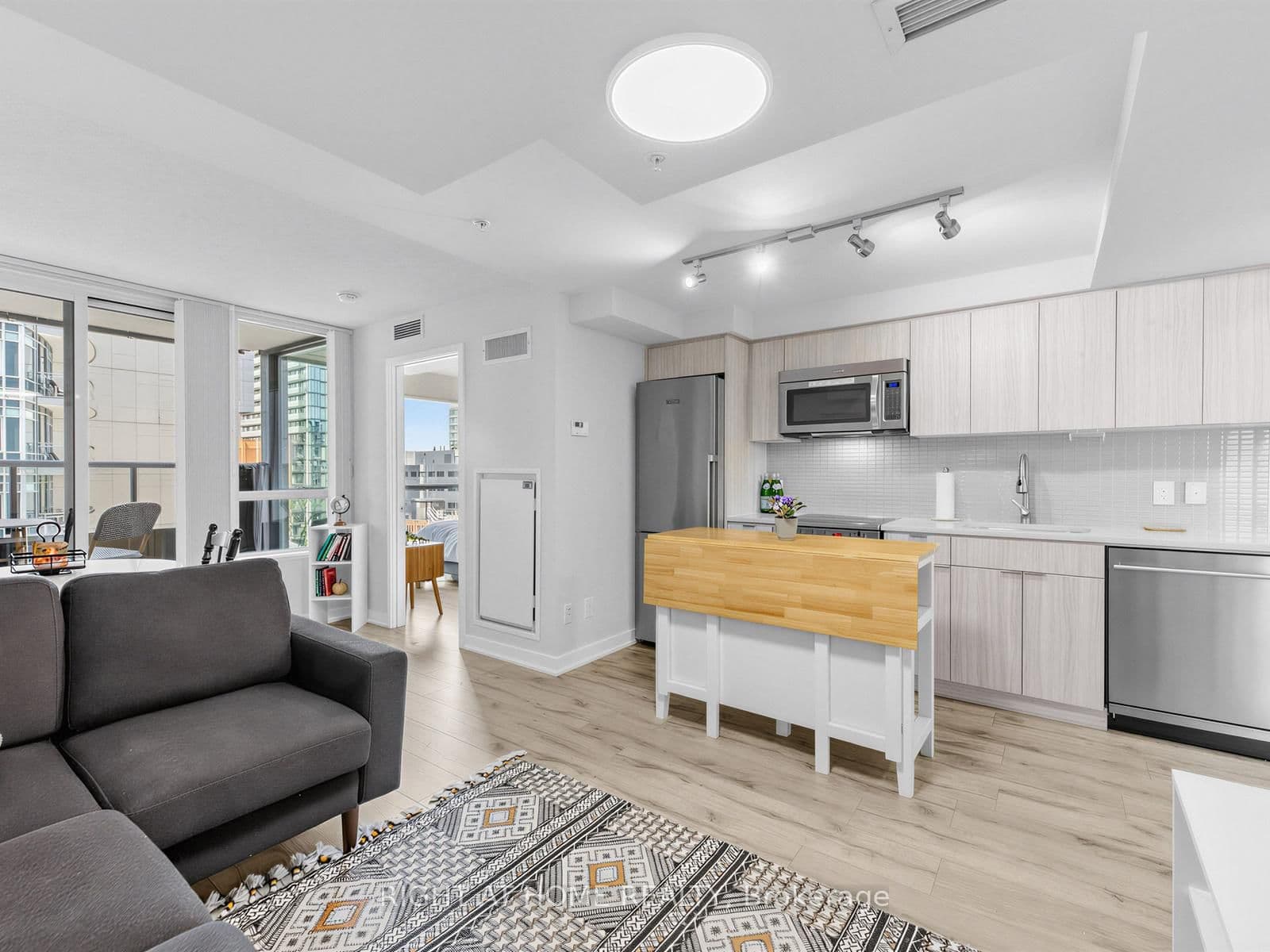 #1210 - 295 Adelaide Street W