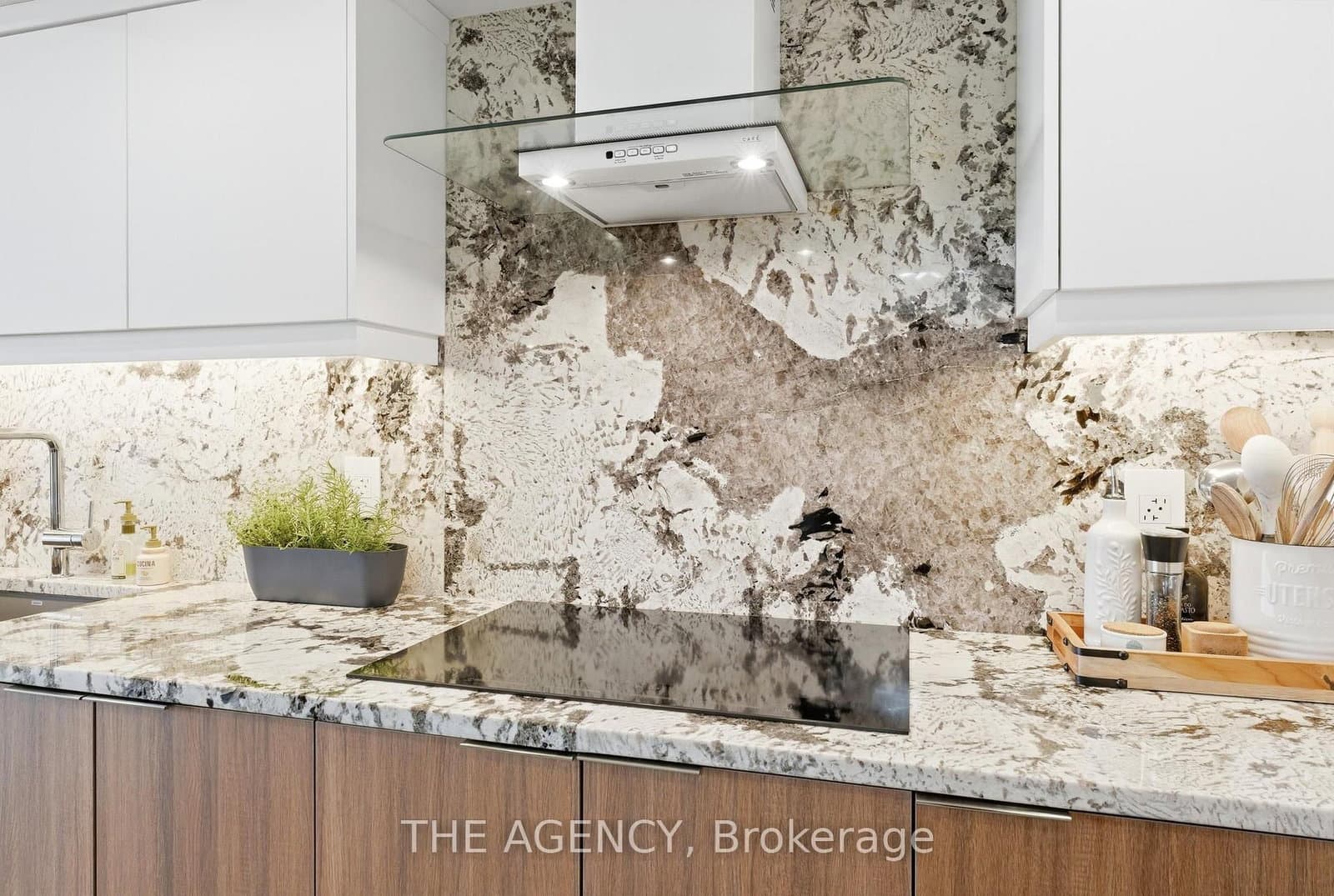 900 Yonge Street, Unit 902 thumbnail 17