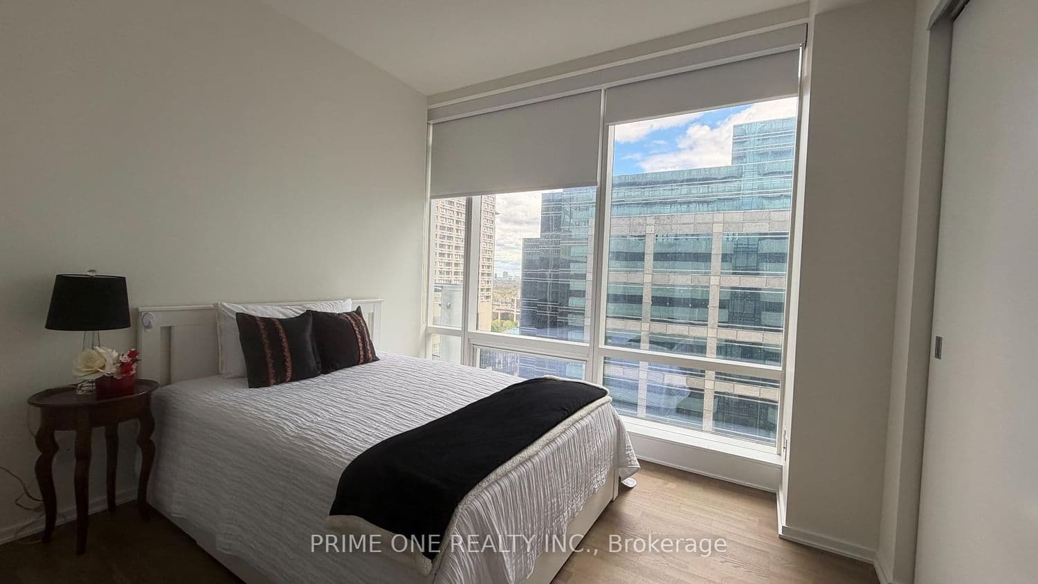 1 Bloor Street E, Unit 1704 thumbnail 6