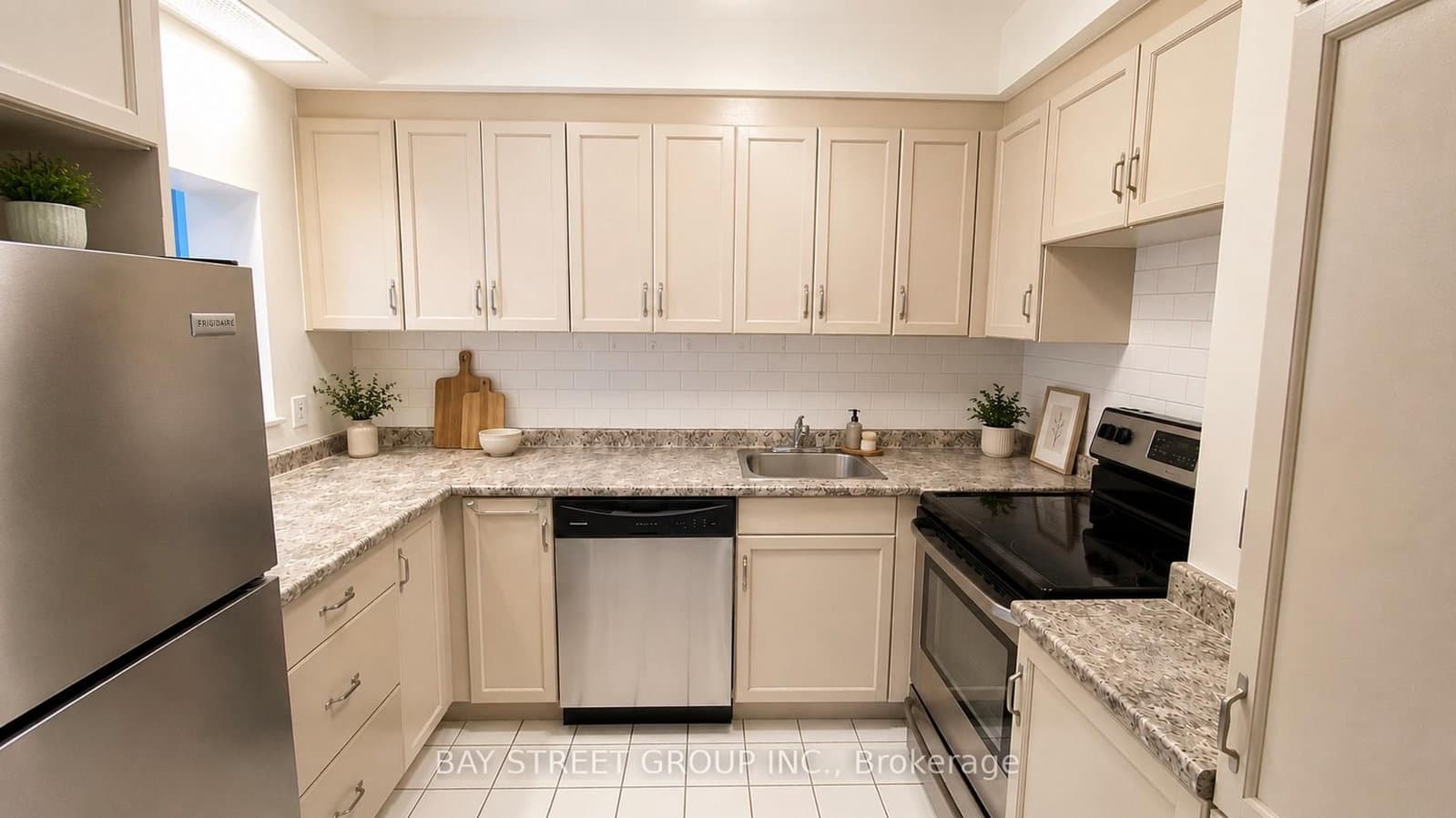 284 Bloor Street W, Unit 902 thumbnail 9