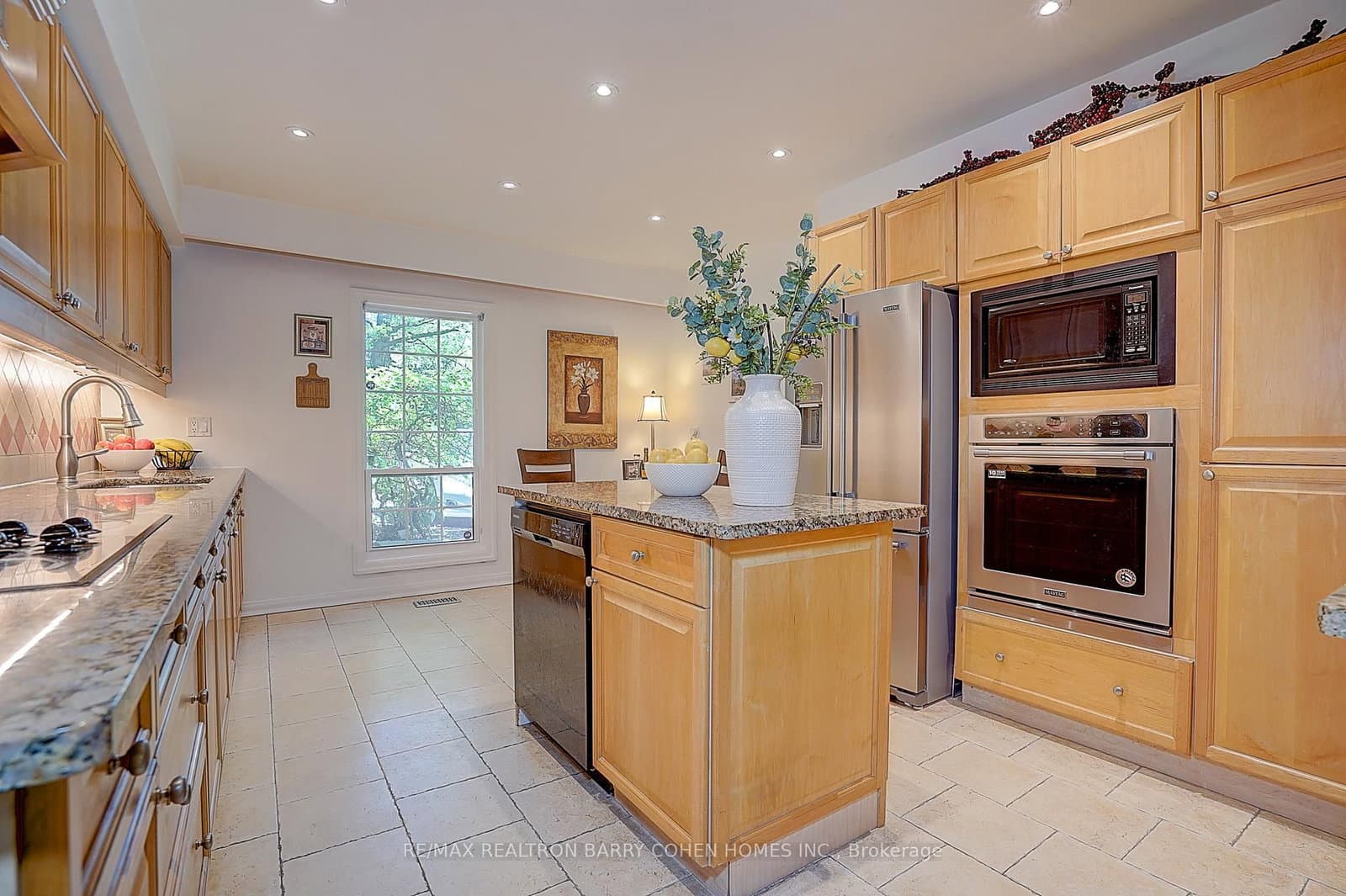 321 Lawrence Avenue E thumbnail 19