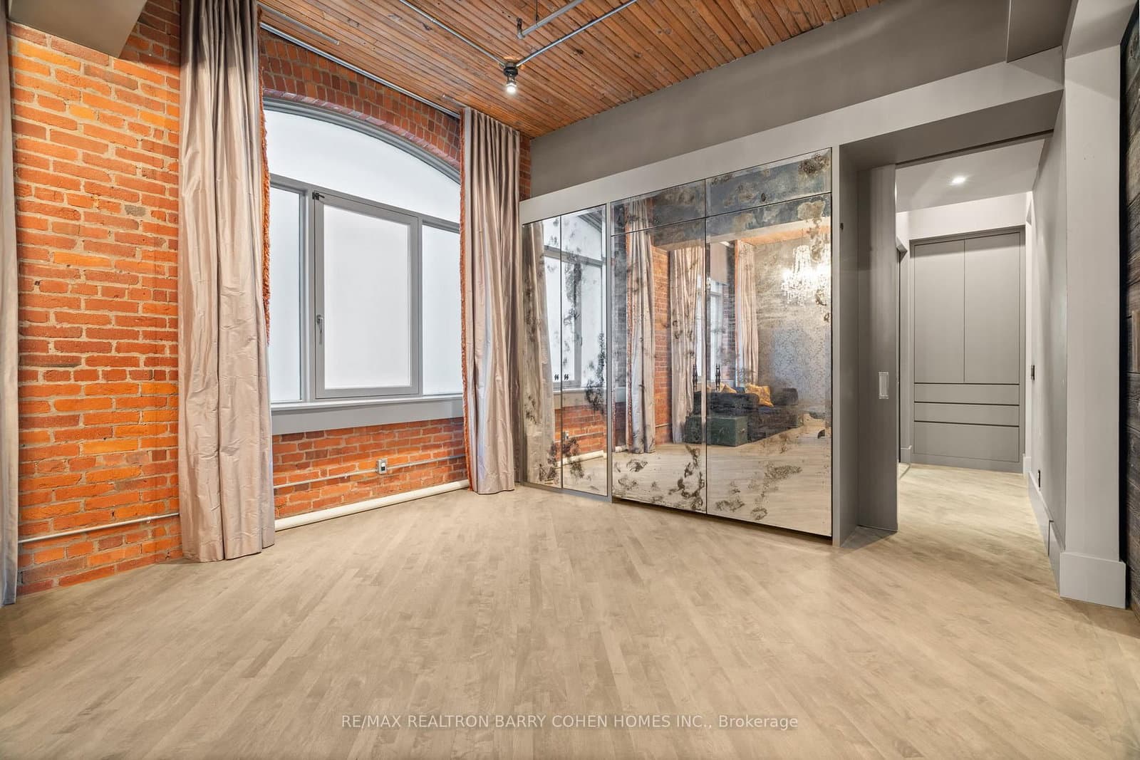 468 Wellington Street W, Unit 300 thumbnail 24