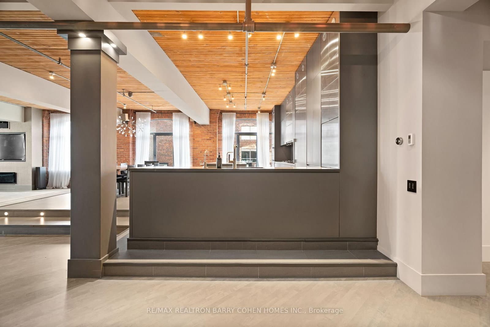 468 Wellington Street W, Unit 300 thumbnail 28