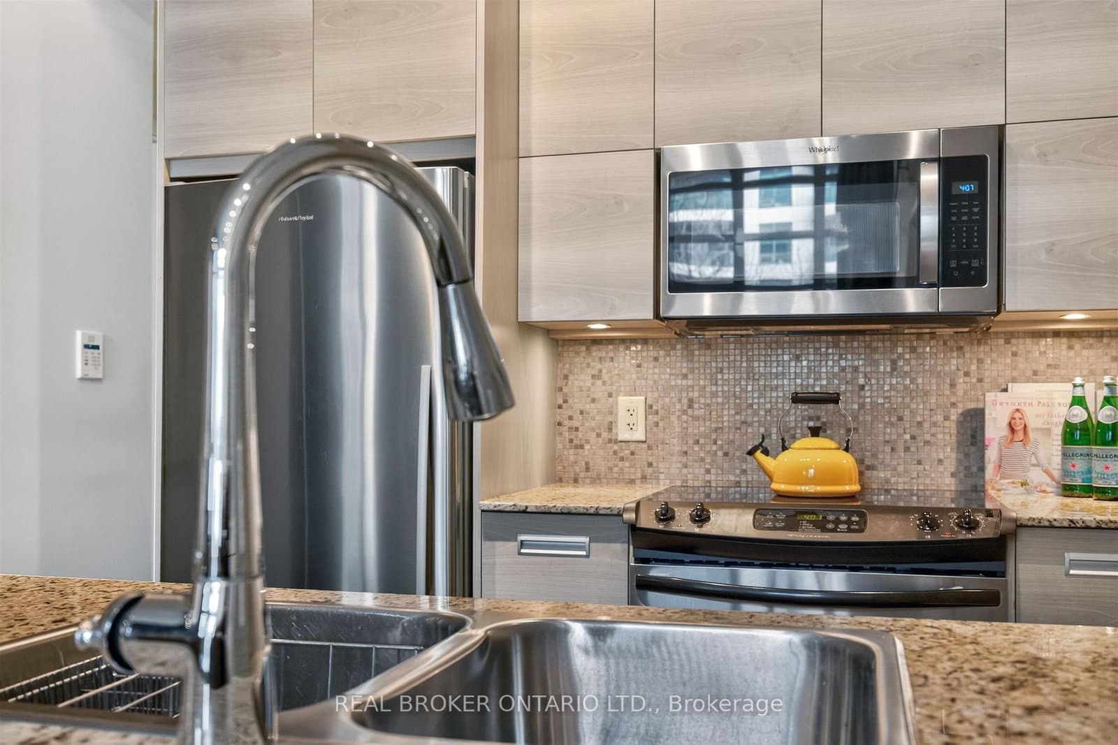 380 Macpherson Avenue, Unit 209 thumbnail 12