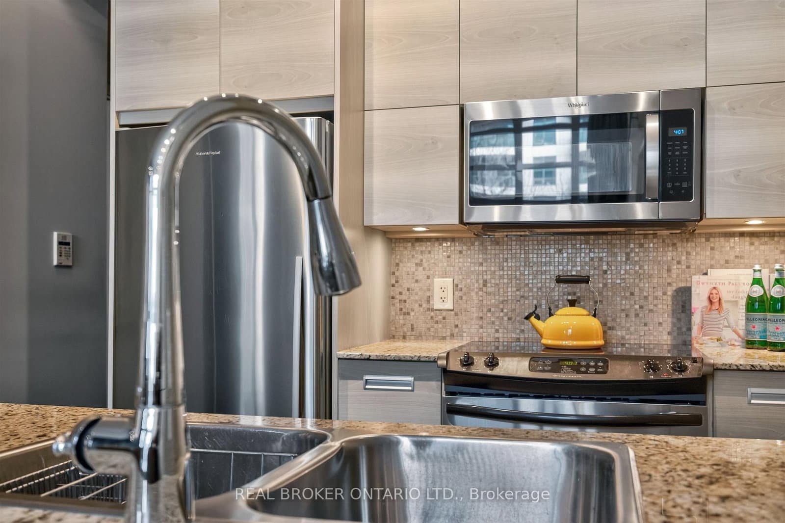 380 Macpherson Avenue, Unit 209 thumbnail 13