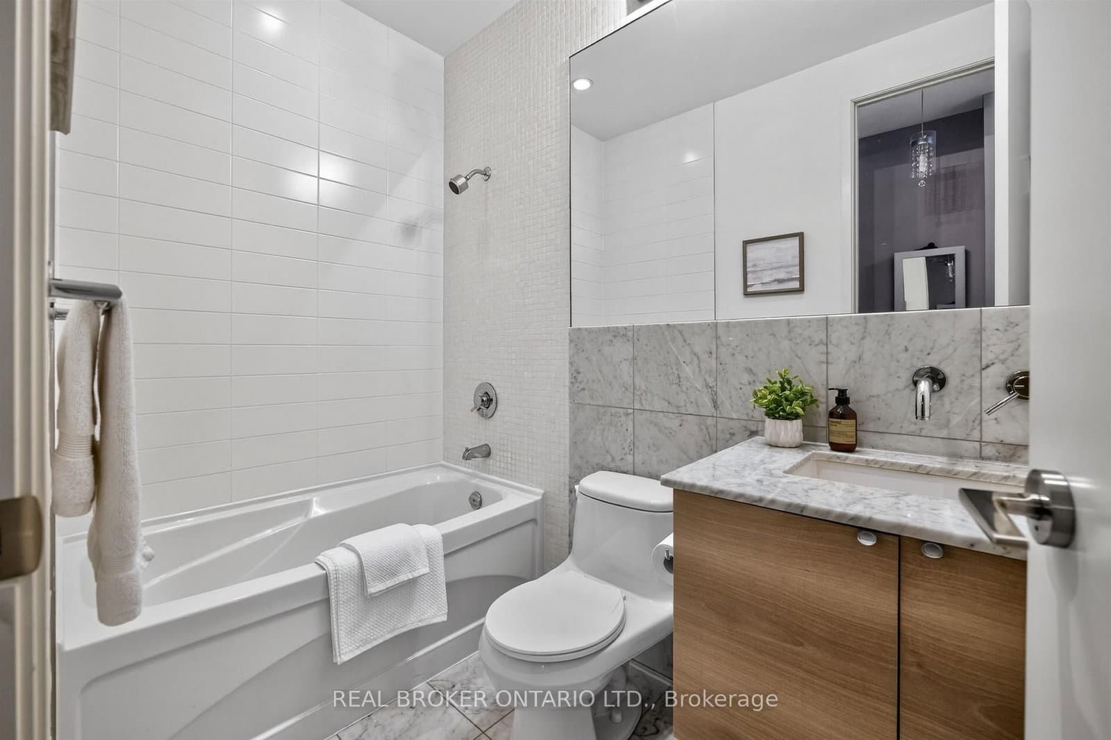 380 Macpherson Avenue, Unit 209 thumbnail 31