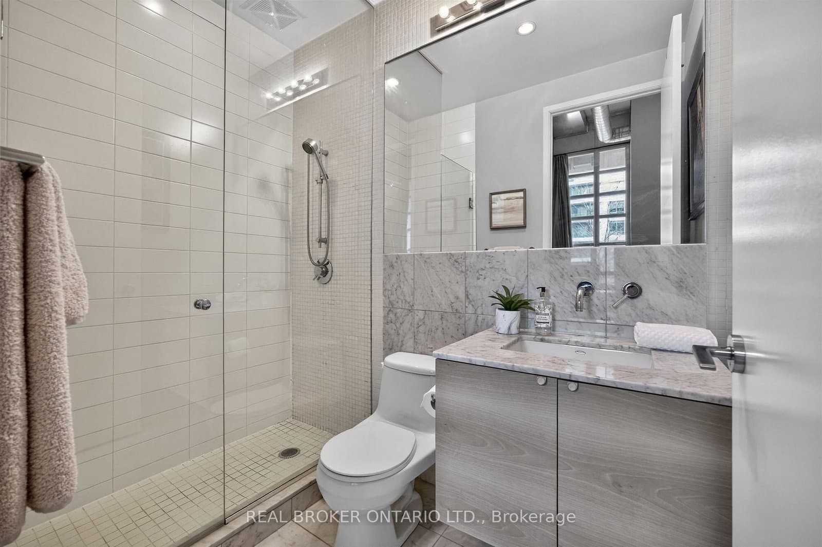 380 Macpherson Avenue, Unit 209 thumbnail 33