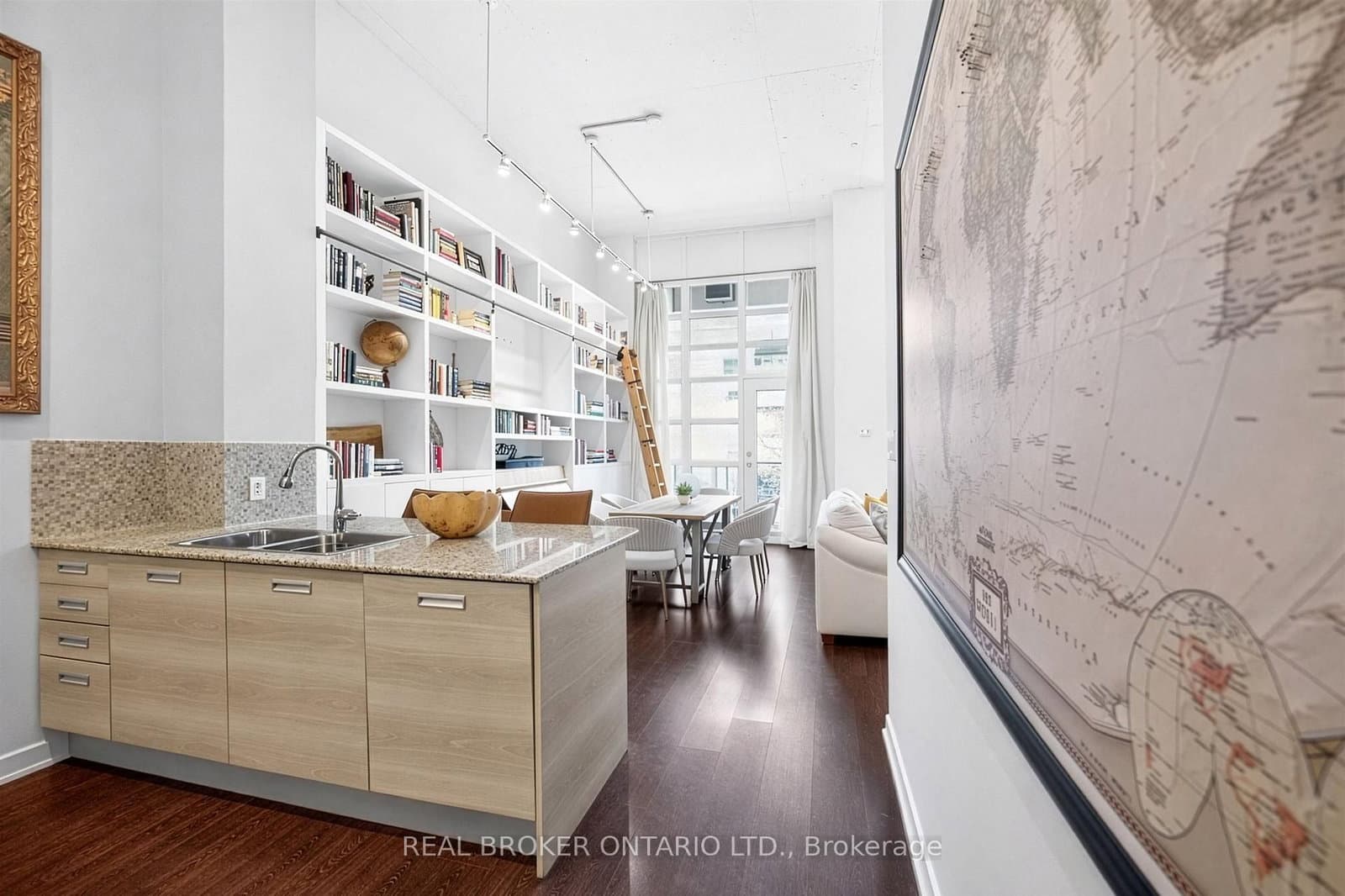 380 Macpherson Avenue, Unit 209 thumbnail 4