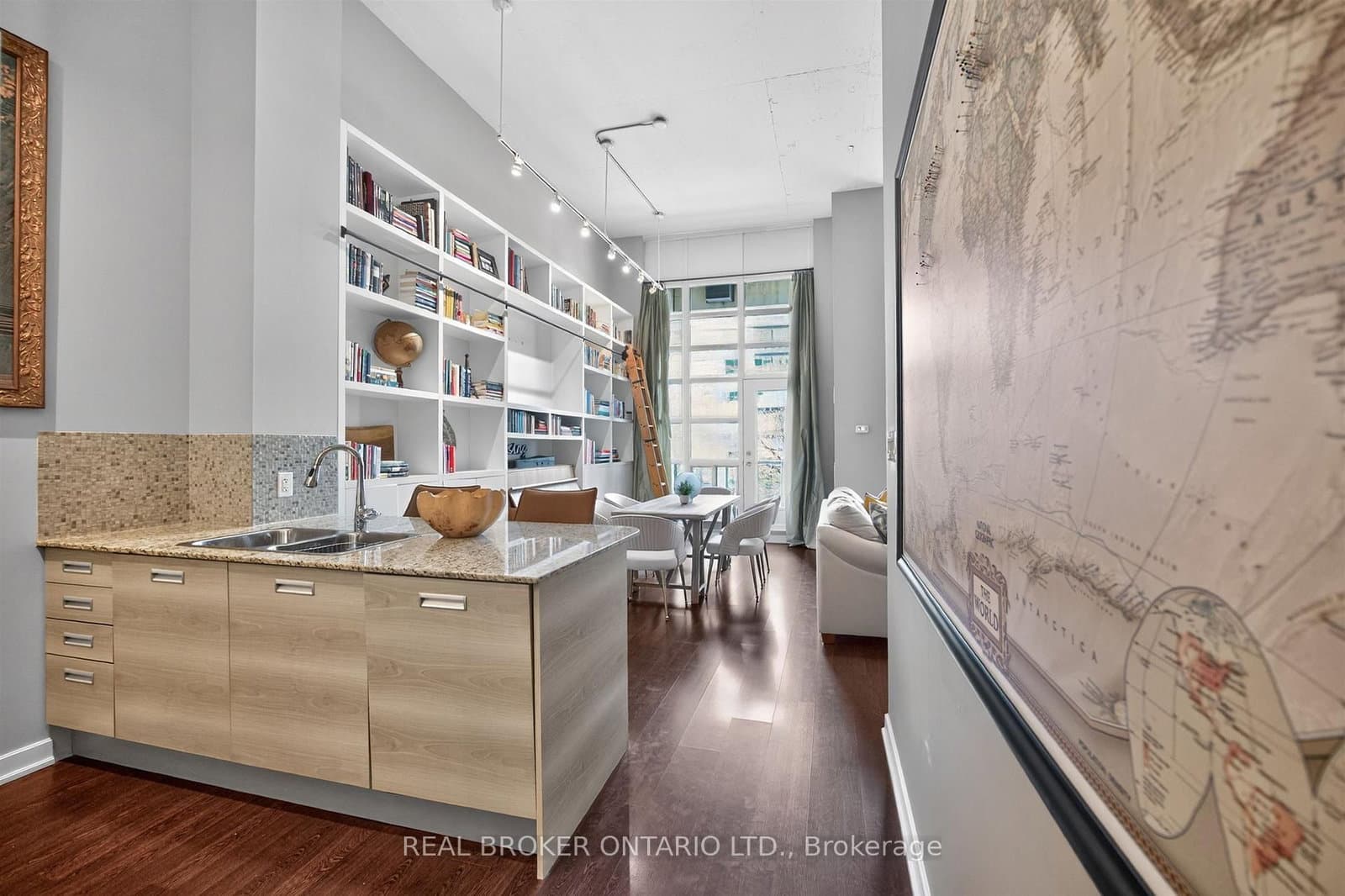 380 Macpherson Avenue, Unit 209 thumbnail 5