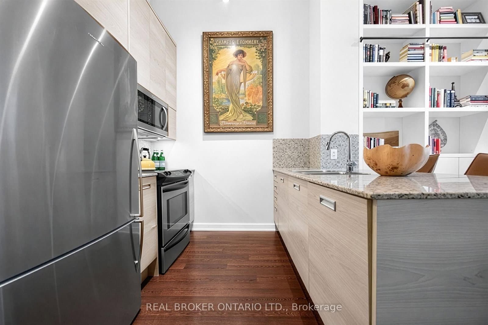 380 Macpherson Avenue, Unit 209 thumbnail 6
