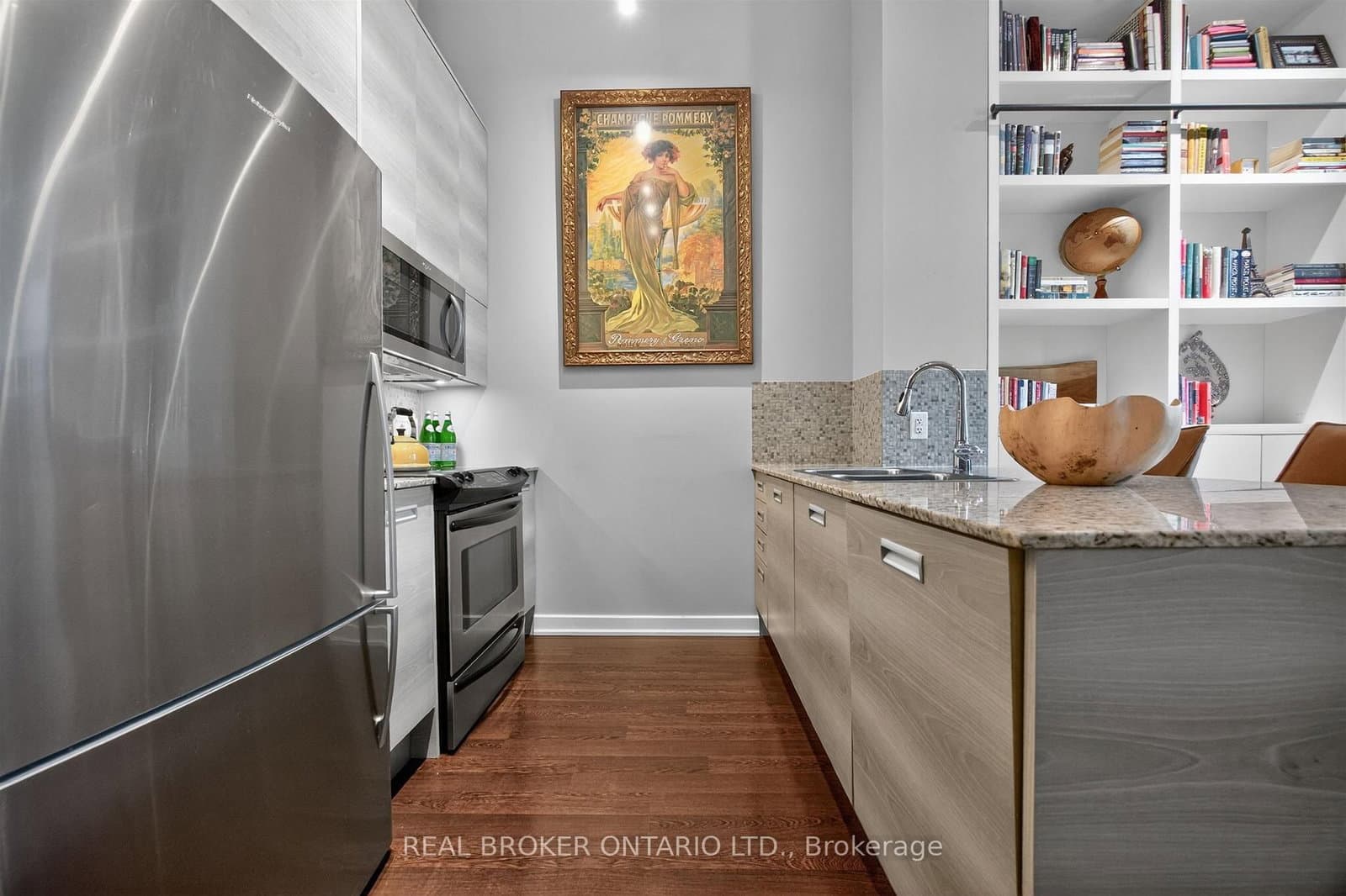380 Macpherson Avenue, Unit 209 thumbnail 7