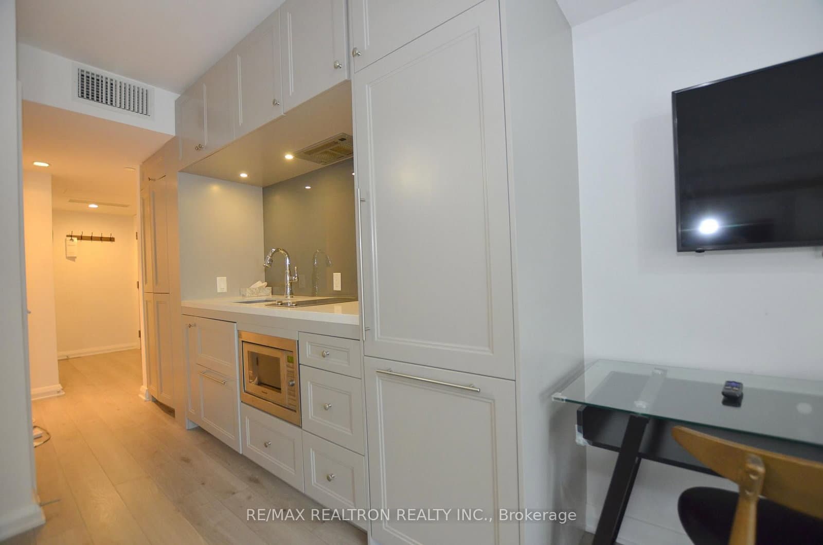 155 Yorkville Avenue, Unit 713 thumbnail 9