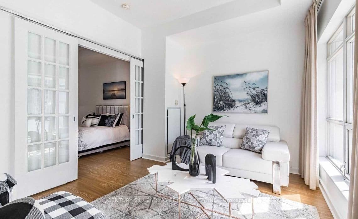 350 Wellington Street W, Unit 203 thumbnail 11