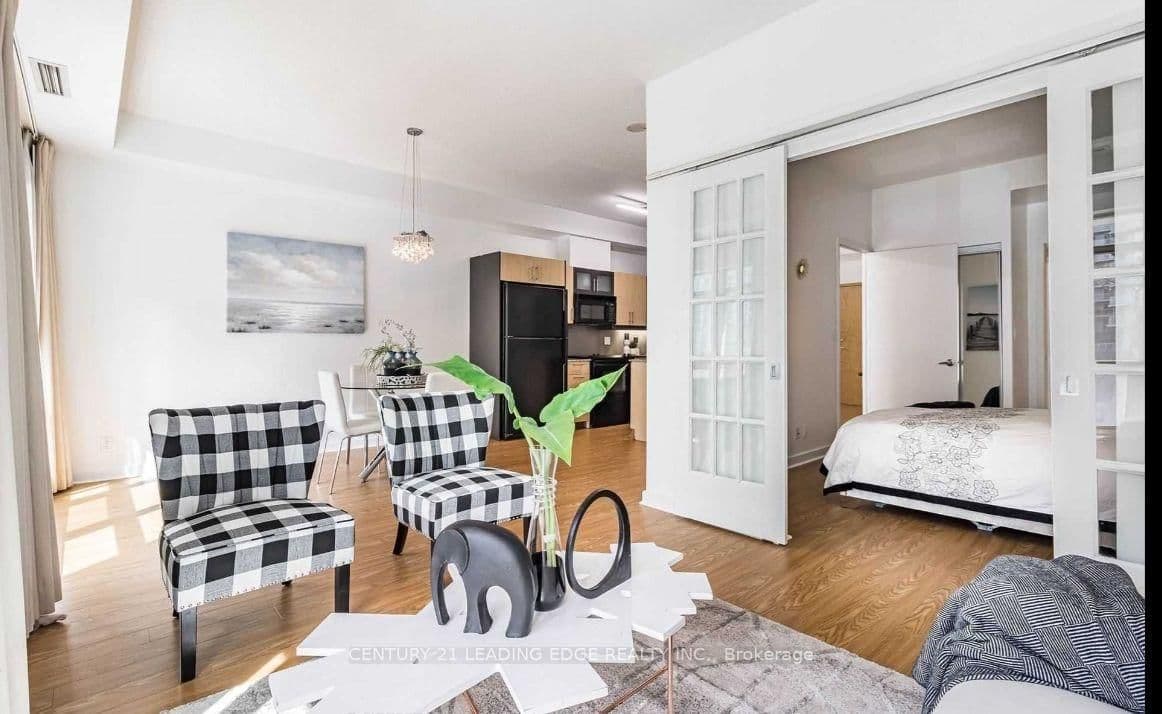 350 Wellington Street W, Unit 203 thumbnail 12