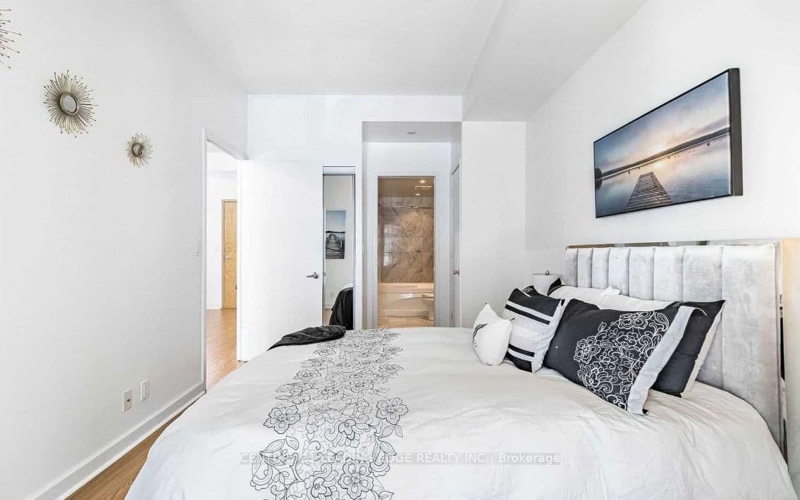 350 Wellington Street W, Unit 203 thumbnail 14