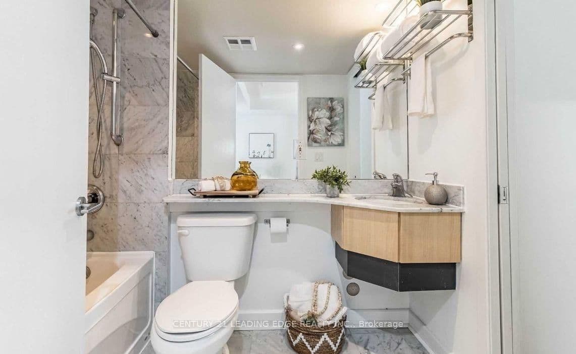350 Wellington Street W, Unit 203 thumbnail 16