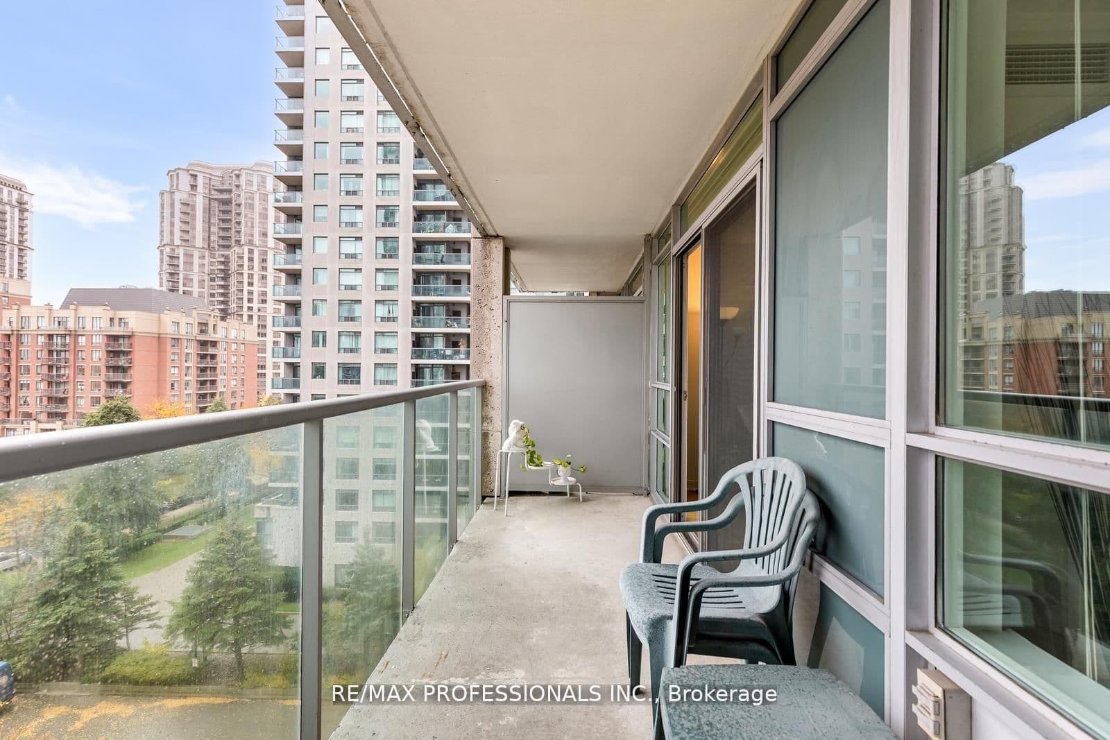 18 Harrison Garden Boulevard, Unit 706 thumbnail 18