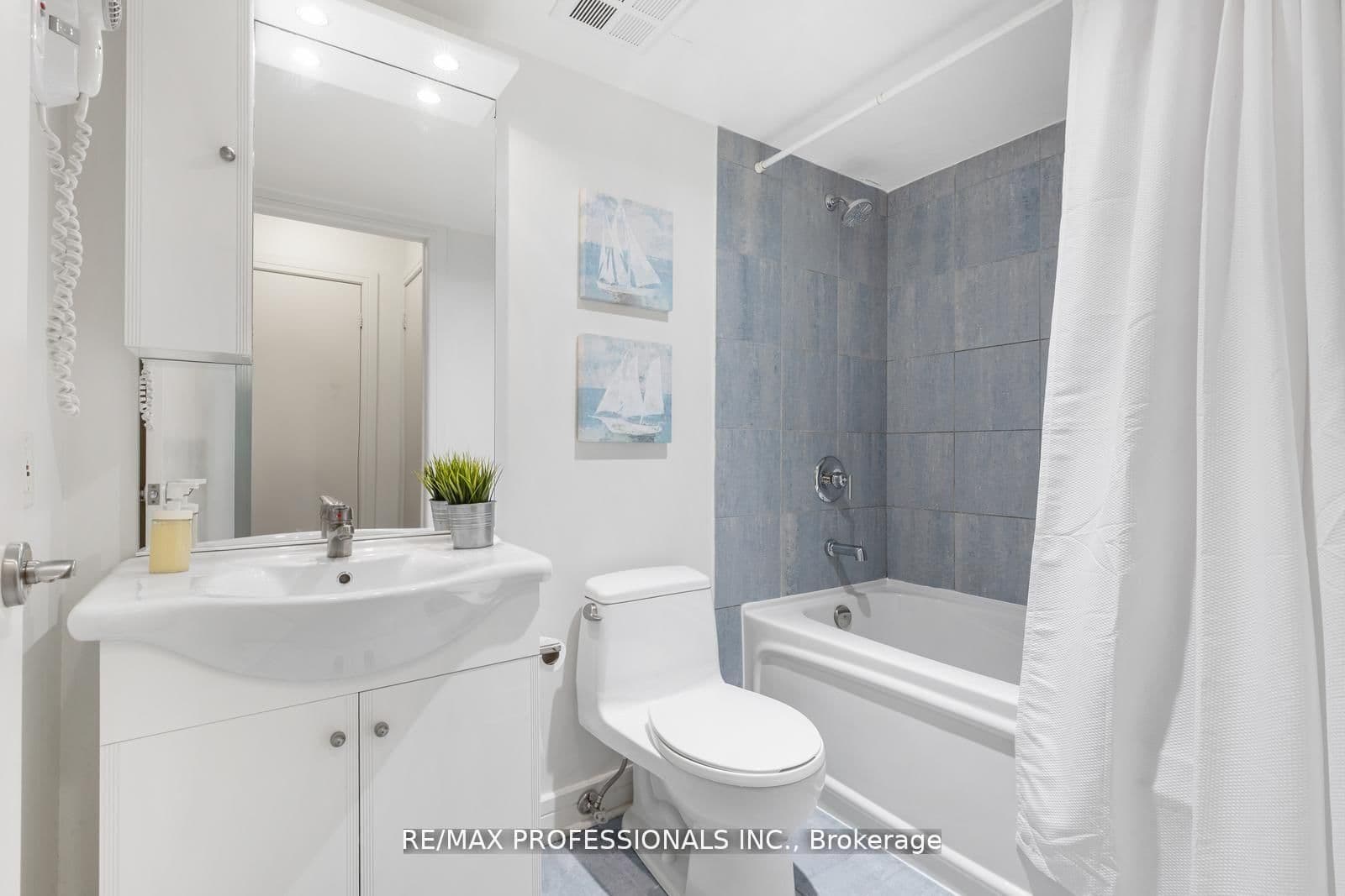 18 Harrison Garden Boulevard, Unit 706 thumbnail 5