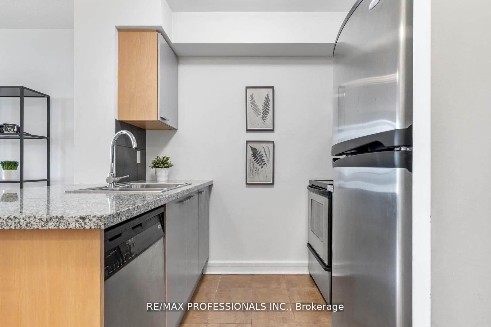 18 Harrison Garden Boulevard, Unit 706 thumbnail 7