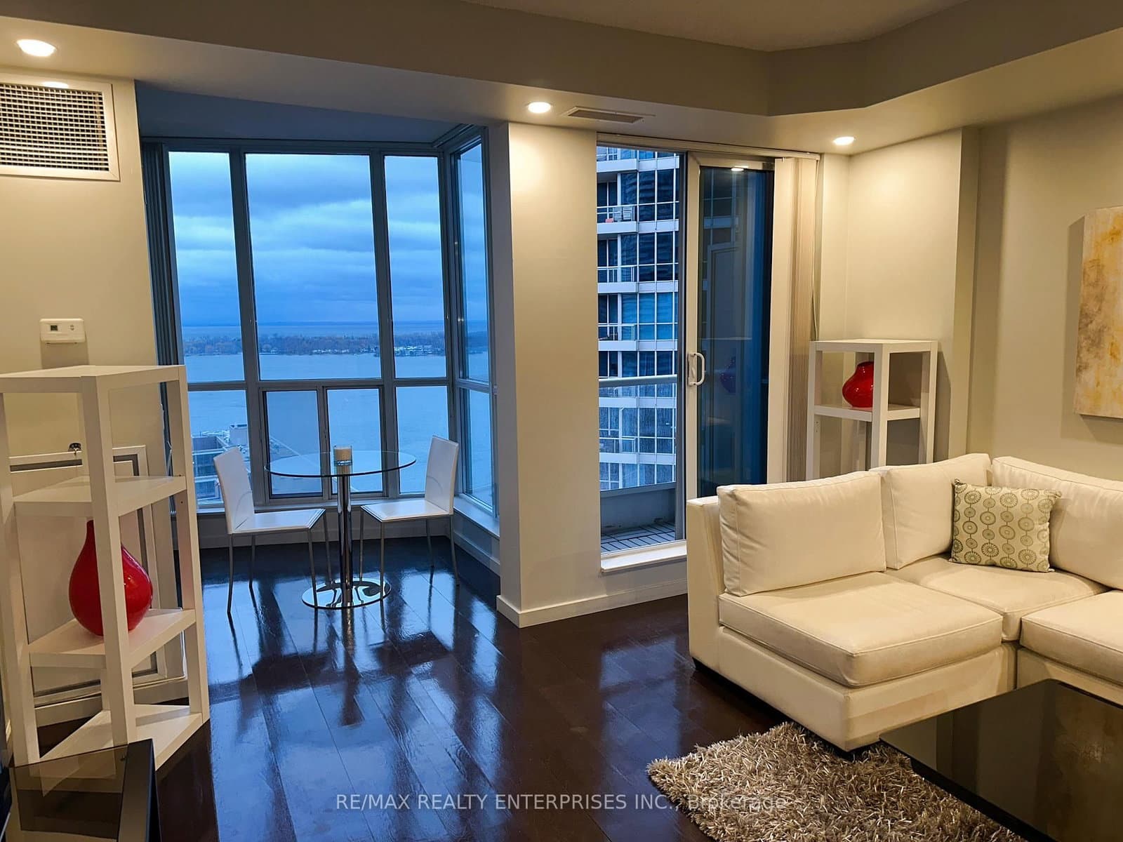 8 York Street, Unit 2710 thumbnail 6