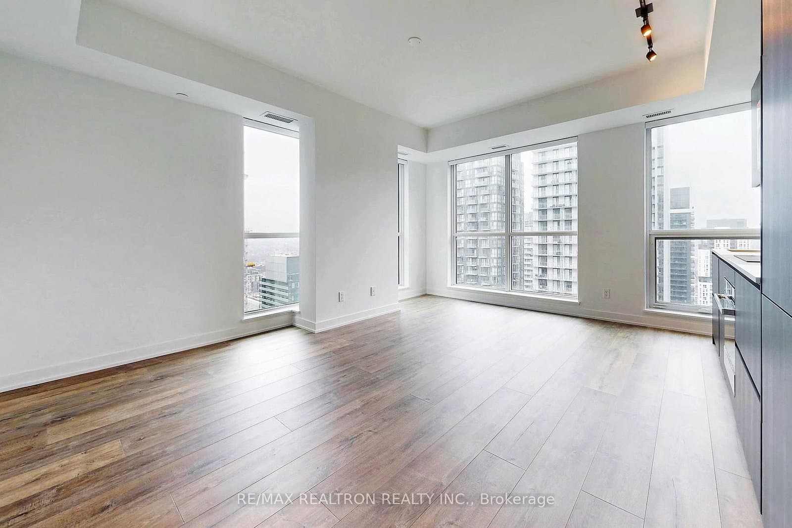 327 King Street W, Unit 4105 thumbnail 10