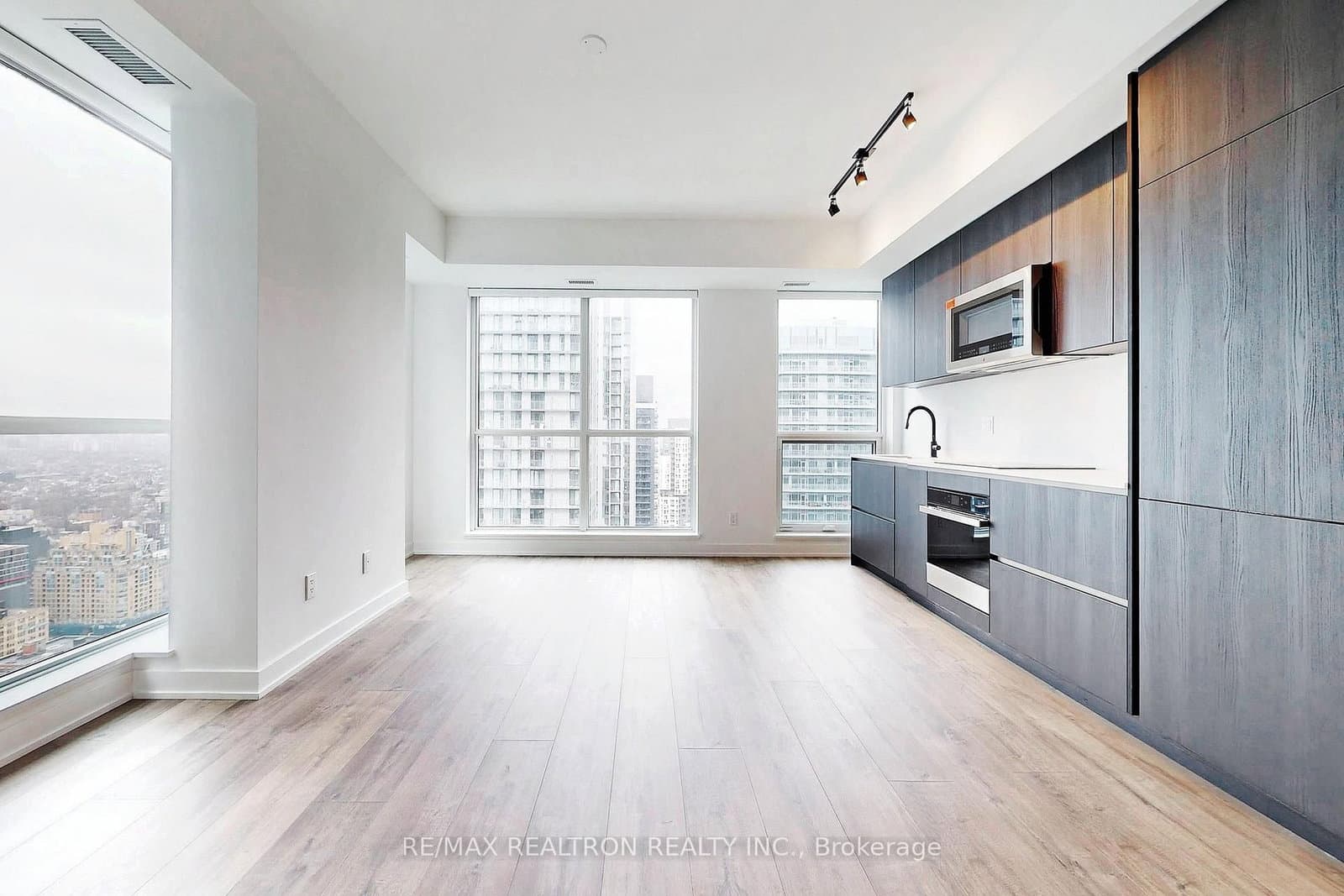 327 King Street W, Unit 4105 thumbnail 11