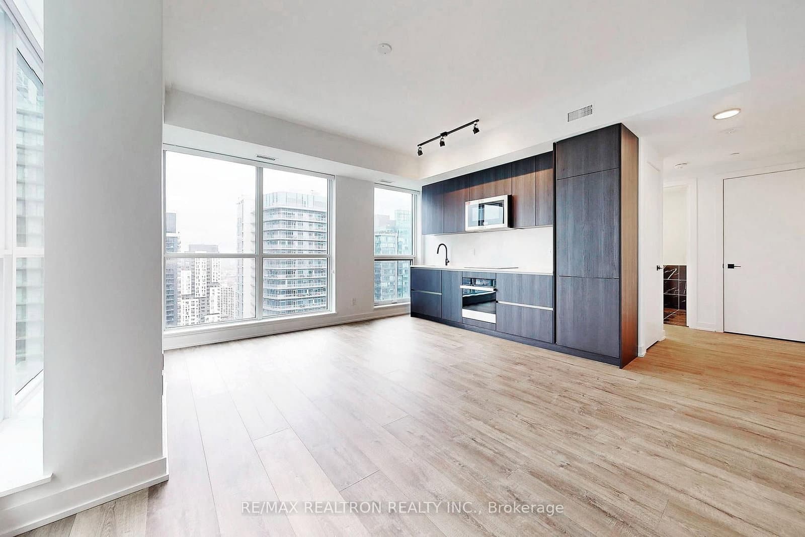 327 King Street W, Unit 4105 thumbnail 12