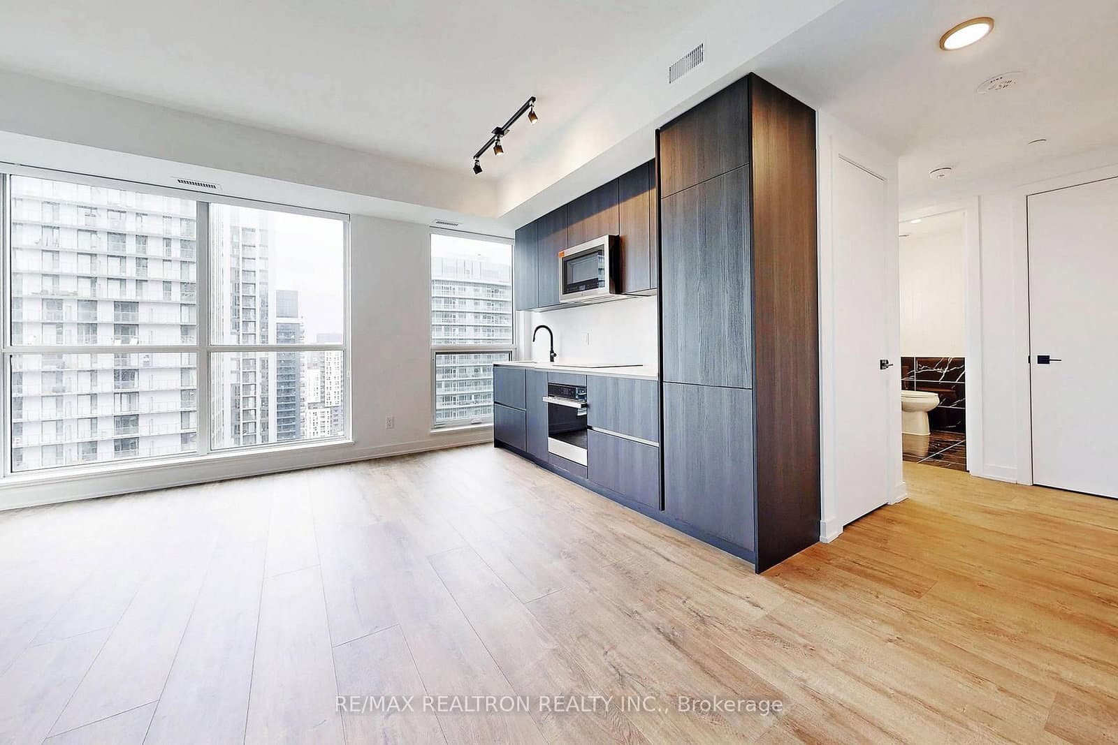 327 King Street W, Unit 4105 thumbnail 13