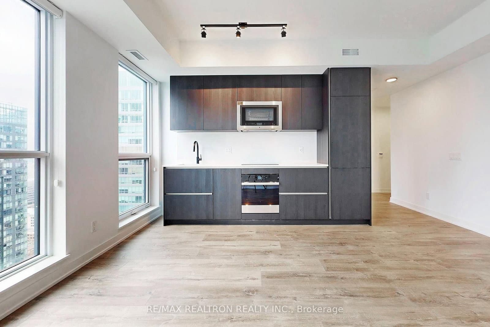 327 King Street W, Unit 4105 thumbnail 14