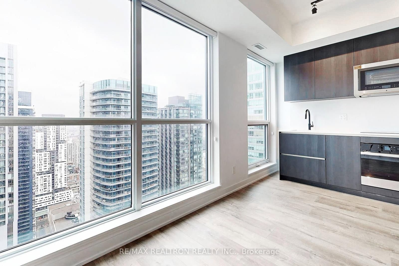 327 King Street W, Unit 4105 thumbnail 15